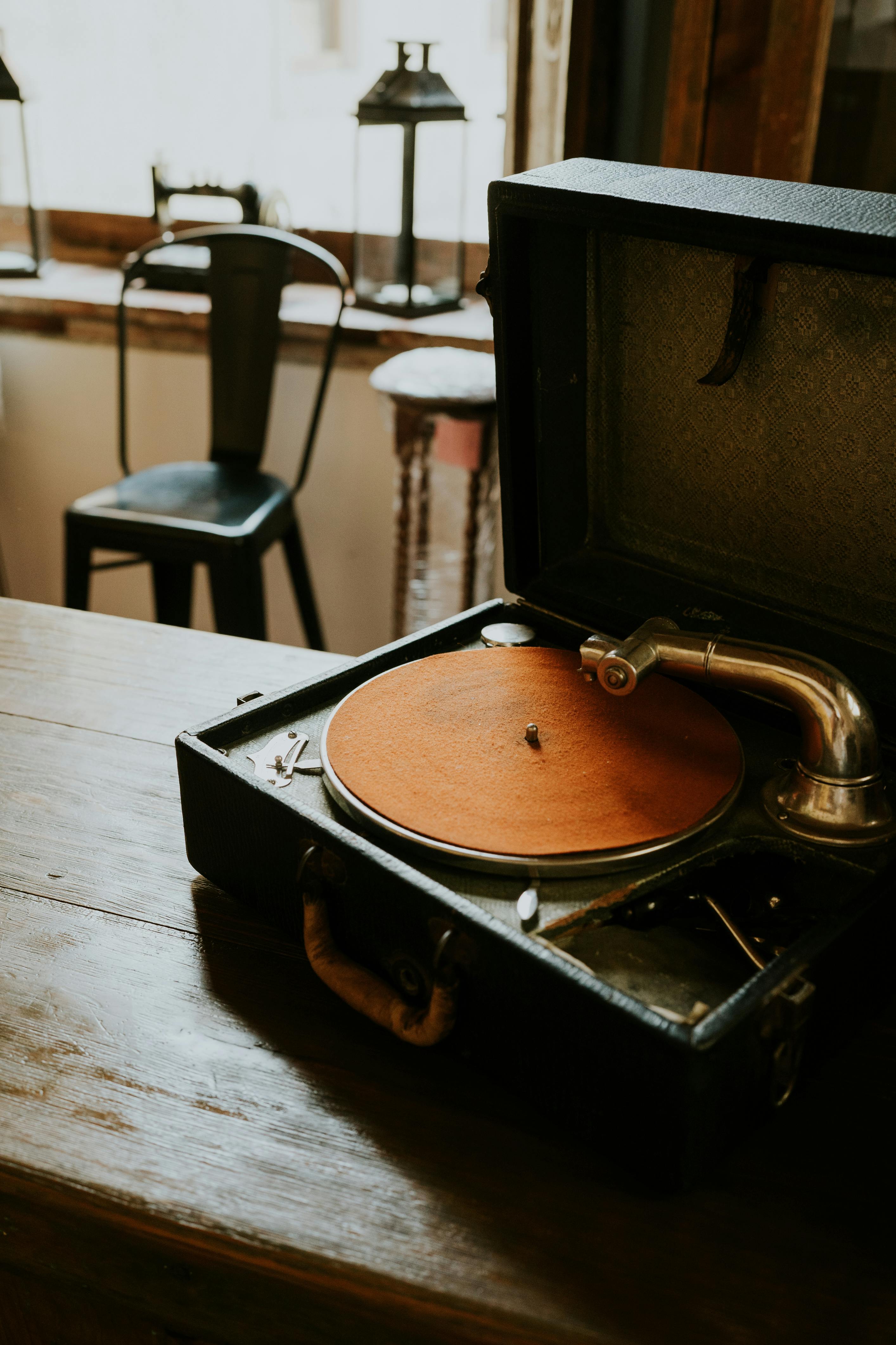 Um aparelho usado para tocar discos de vinil