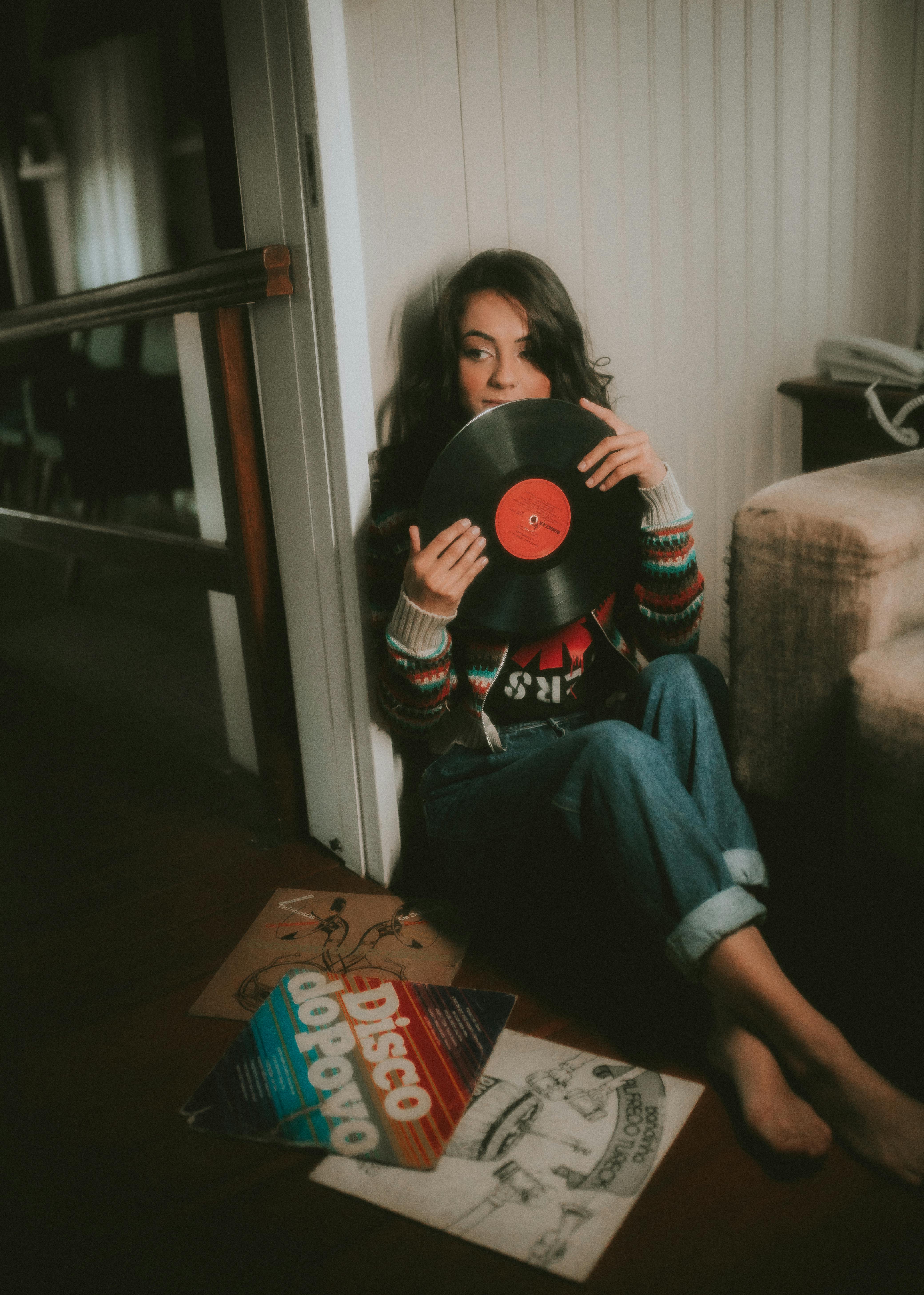 Uma moça com capa de discos de vinil
