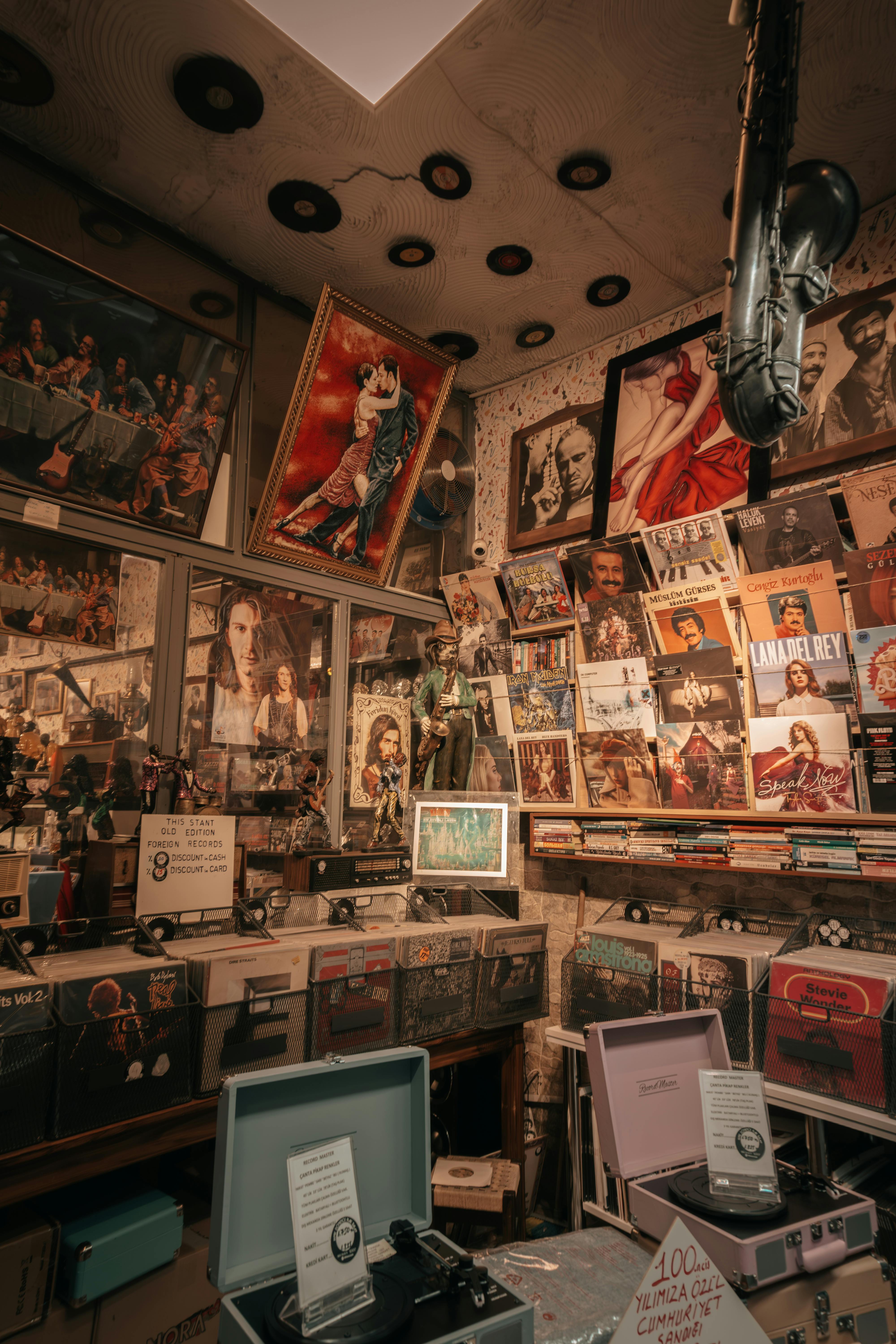Uma imagem de uma loja de discos de vinil