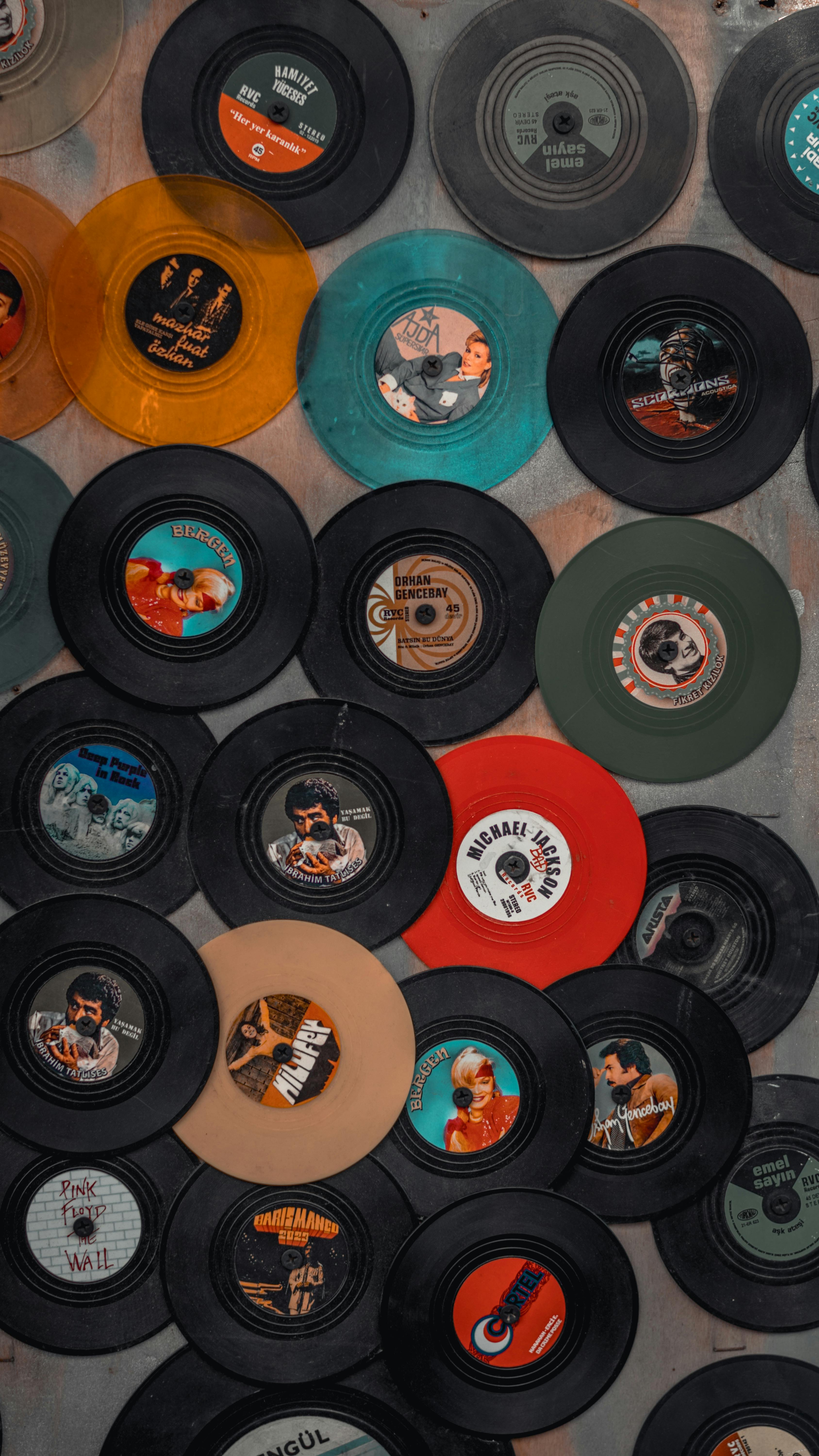 Uma parede com vários discos de vinil